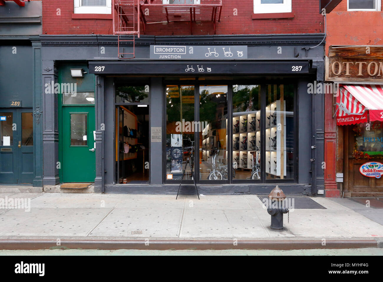 Brompton Junction, 287 Bleecker St, New York, NY. aussen Verkaufsplattform für ein klapprad Shop in der Nähe von Greenwich Village in Manhattan. Stockfoto