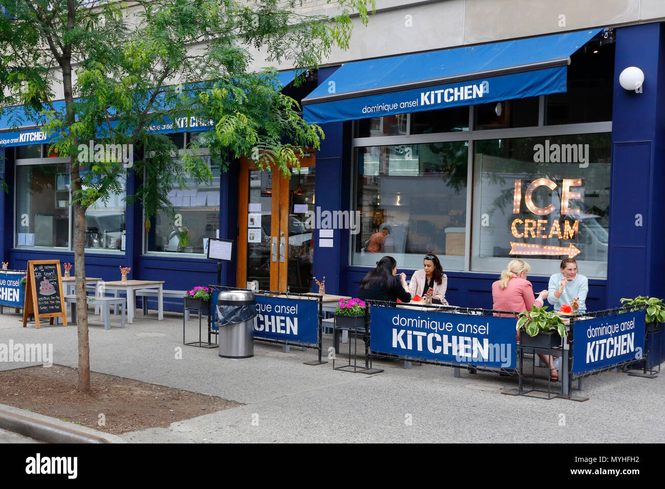 [Historisches Schaufenster] Dominique Ansel Kitchen, 137 7th Ave S, New York, NY. Außenfassade einer französischen Bäckerei in Manhattans Greenwich Village. Stockfoto