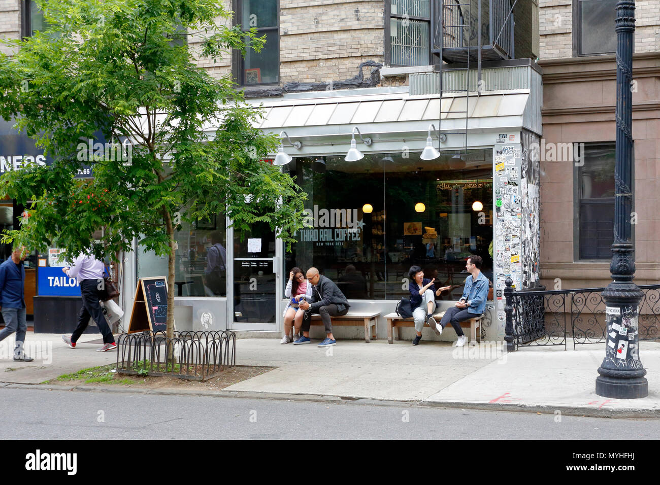 [Historisches Schaufenster] Third Rail Coffee, 159 Second Ave, New York, NY. Außenfassade eines Coffeeshops in Manhattans East Village. Stockfoto