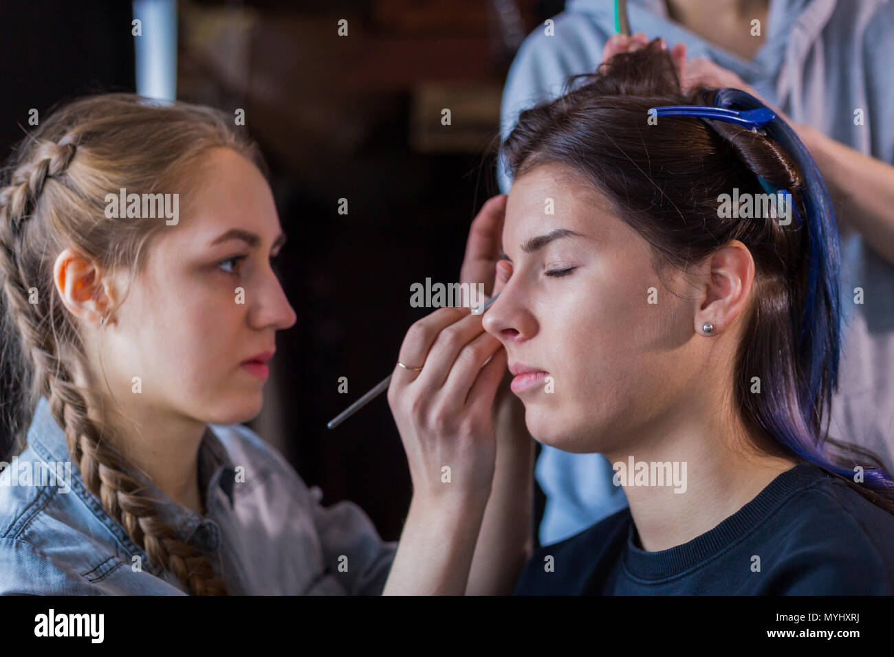 Die professionellen Make-up Artist und Friseur arbeiten mit Frau Client. Beauty, Haarpflege und bis zu machen Stockfoto