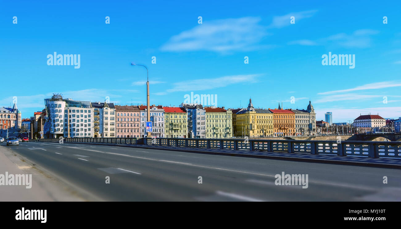 Blick auf den Prager farbenfrohe Gebäude von der Brücke über die Moldau auf hellen, sonnigen Sommertag. Diorama Wirkung Stockfoto