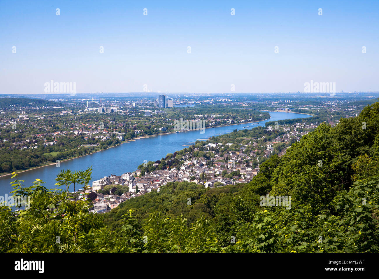 Deutschland, Siebengebirge, Blick vom Drachenfels der Stadt Königswinter und der Stadt Bonn im Hintergrund, Rhein. Deutschl Stockfoto