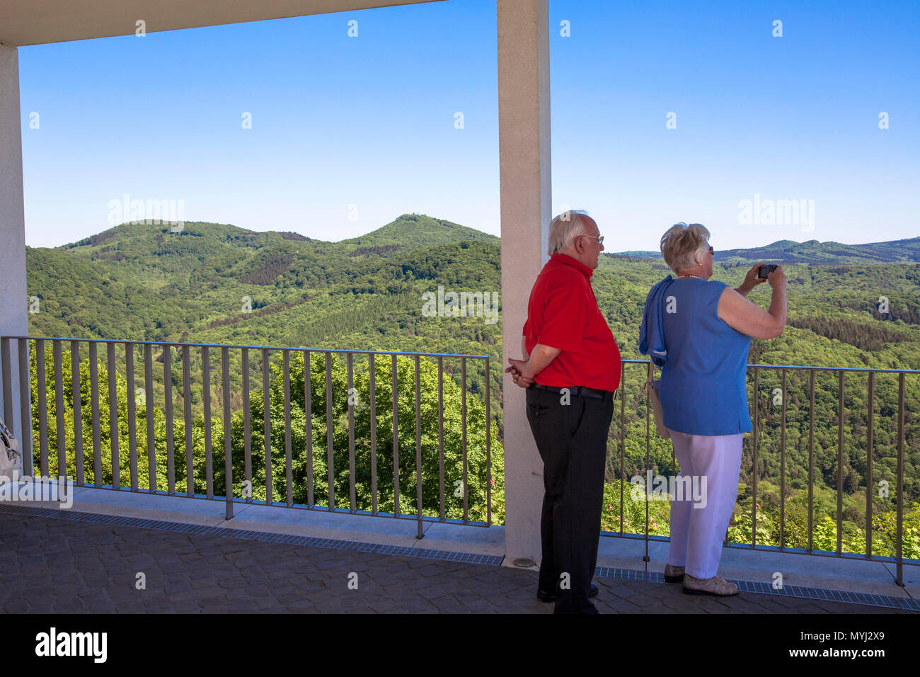 Deutschland, Siebengebirge, Besucher auf der Terrasse des Drachenfels Blick auf die arboreous Hügel des Naturparks Siebengebirge in der Nähe von Koen Stockfoto