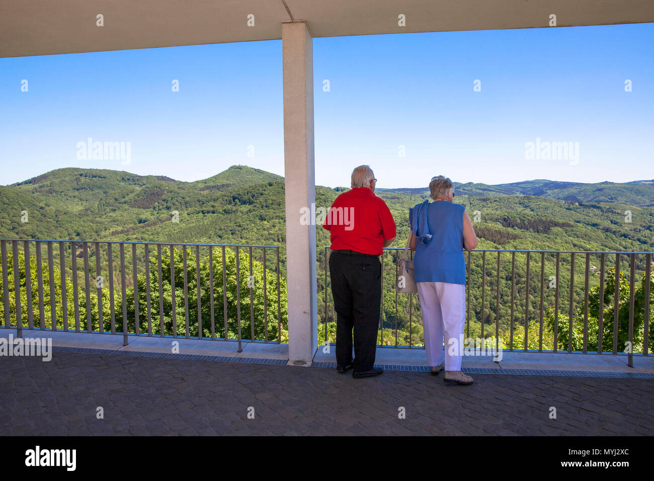 Deutschland, Siebengebirge, Besucher auf der Terrasse des Drachenfels Blick auf die arboreous Hügel des Naturparks Siebengebirge in der Nähe von Koen Stockfoto