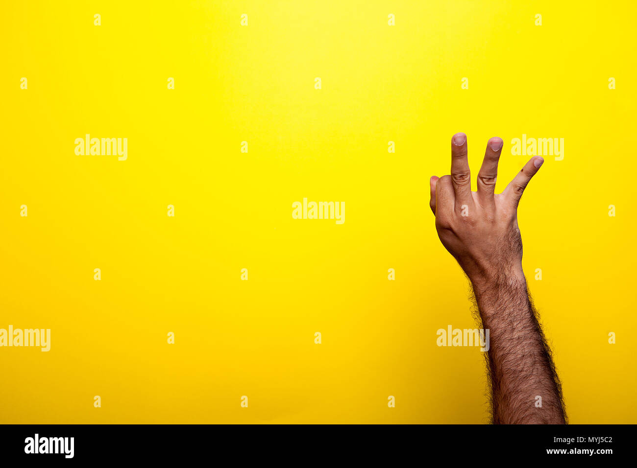 Junge Mann weiß, wie man die Hand Zeichen machen Stockfoto