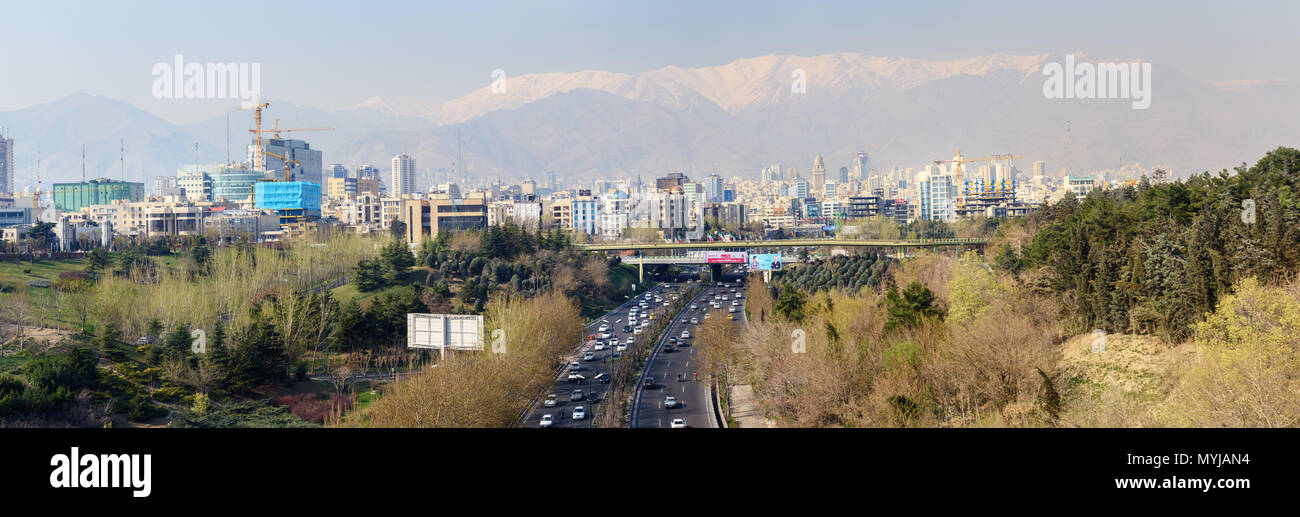 Teheran, Iran - 19. März 2018: Panorama der Stadt Teheran und Alborz Berge, Modares Autobahn und Abo Tabiat Atash Brücke von der Brücke Stockfoto