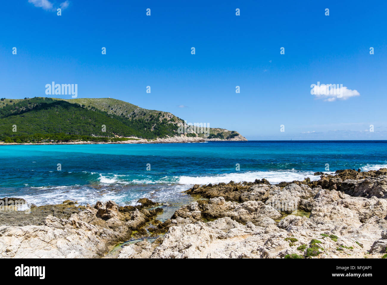 Mallorca, an der felsigen Küste der Bucht Cala Agulla in der Nähe von Cala Ratjada tagsüber Stockfoto