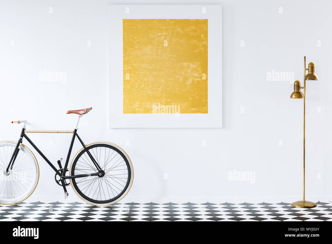 Gold Lampe und schwarz Fahrrad am Schachbrett Fußboden im Vorraum Interieur mit Gemälde an der Wand Stockfoto