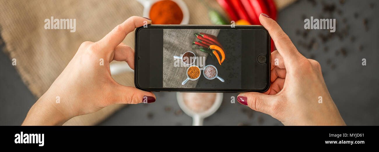 Blick von oben auf die Frau mit einem Telefon und ein Foto der gesunden Nahrung für ihre kulinarischen Blog Stockfoto