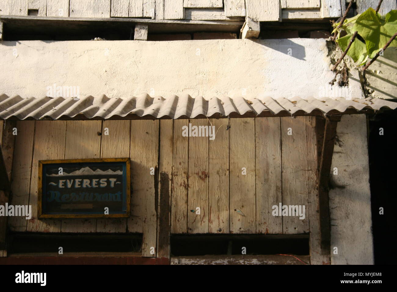 Gebäude mit handbemalten Everest Restaurant Zeichen, Darjeeling, Indien Stockfoto