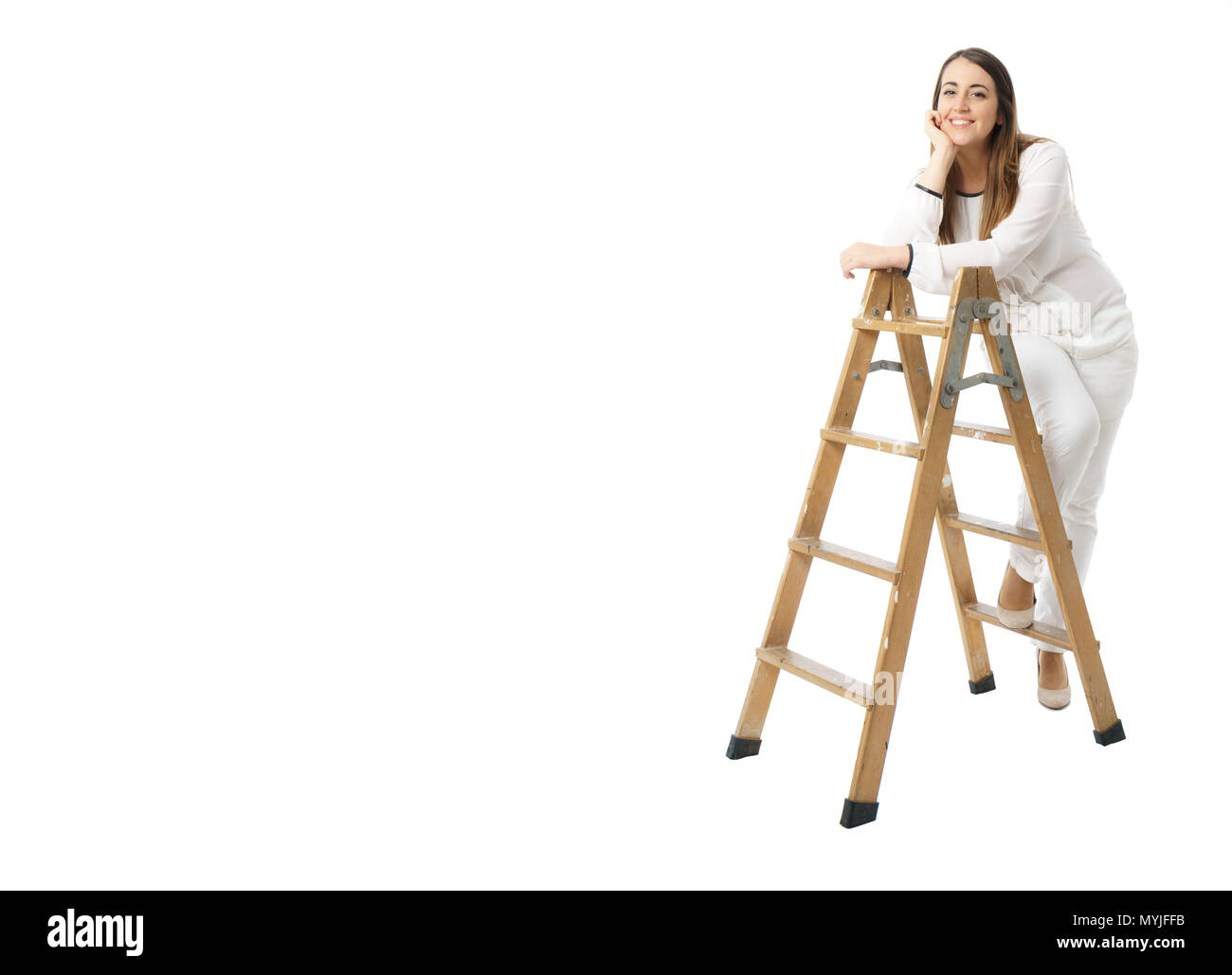 Frau mit Brille und Holzleiter auf Weiß Stockfoto