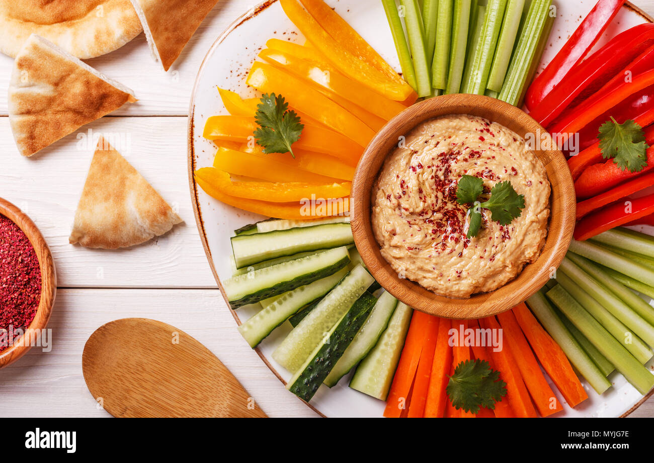 Gesunde hausgemachte Hummus mit sortierten frisches Gemüse und Fladenbrot. Stockfoto