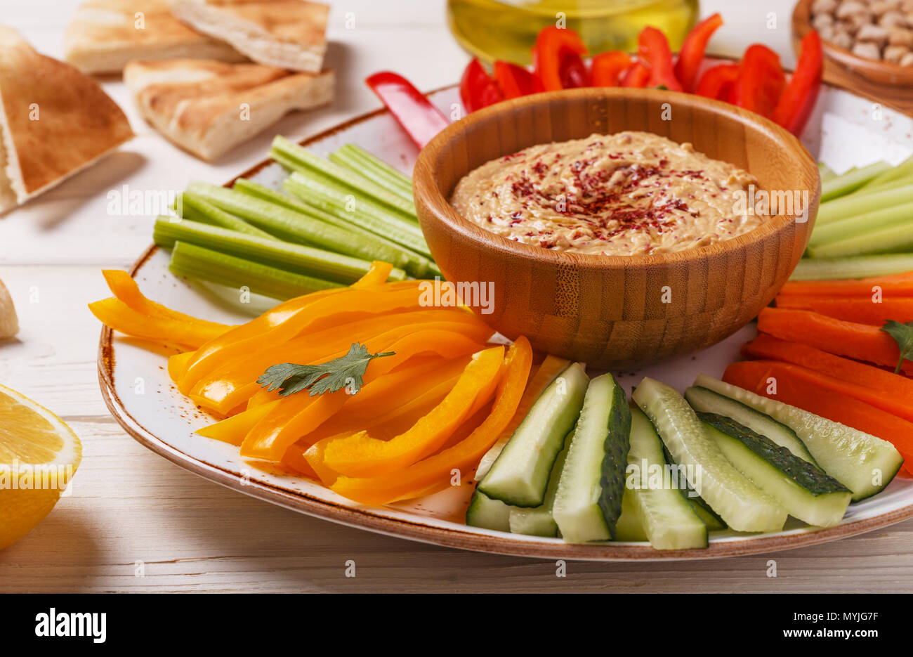 Gesunde hausgemachte Hummus mit sortierten frisches Gemüse und Fladenbrot. Stockfoto