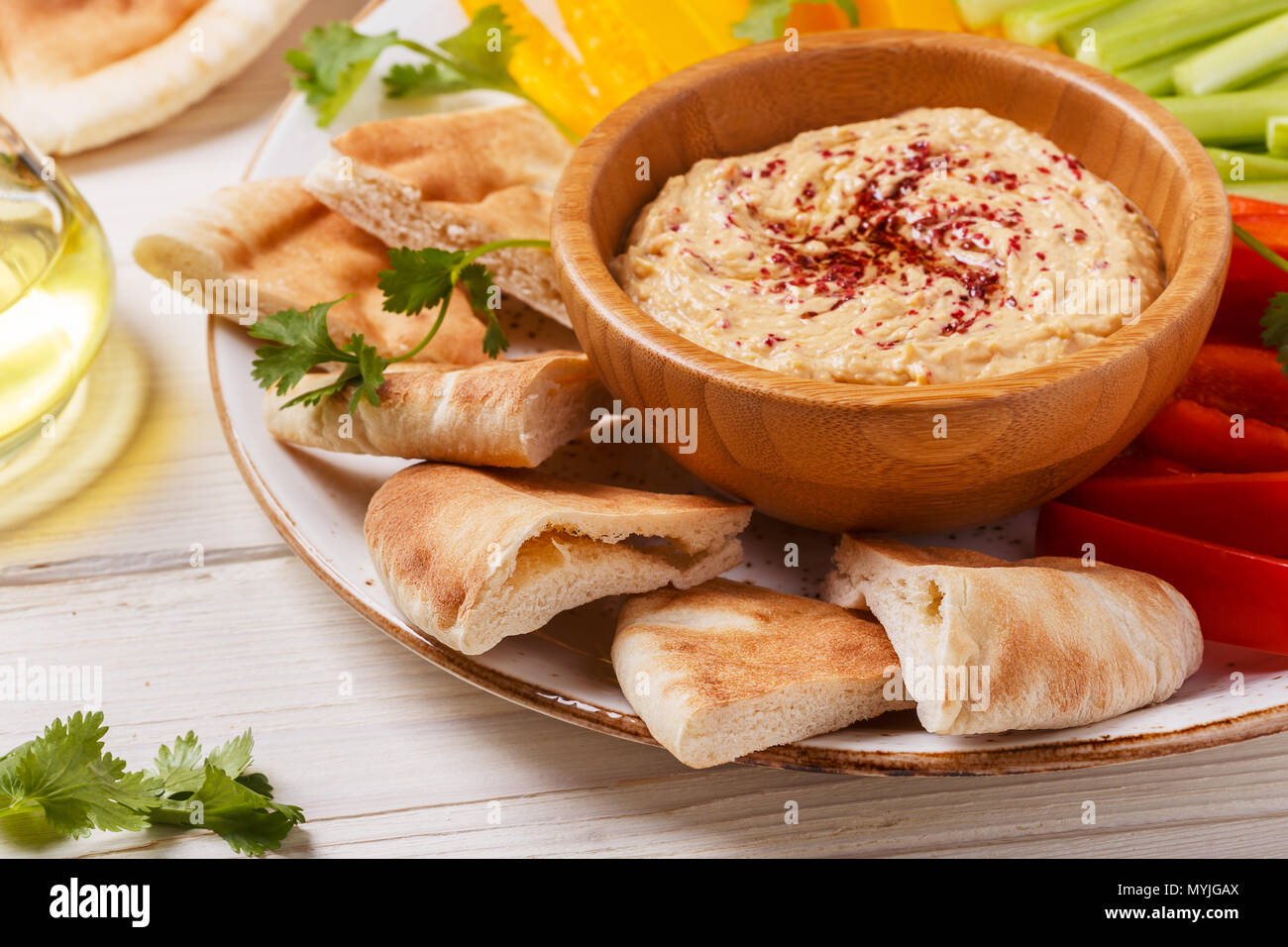 Gesunde hausgemachte Hummus mit sortierten frisches Gemüse und Fladenbrot. Stockfoto