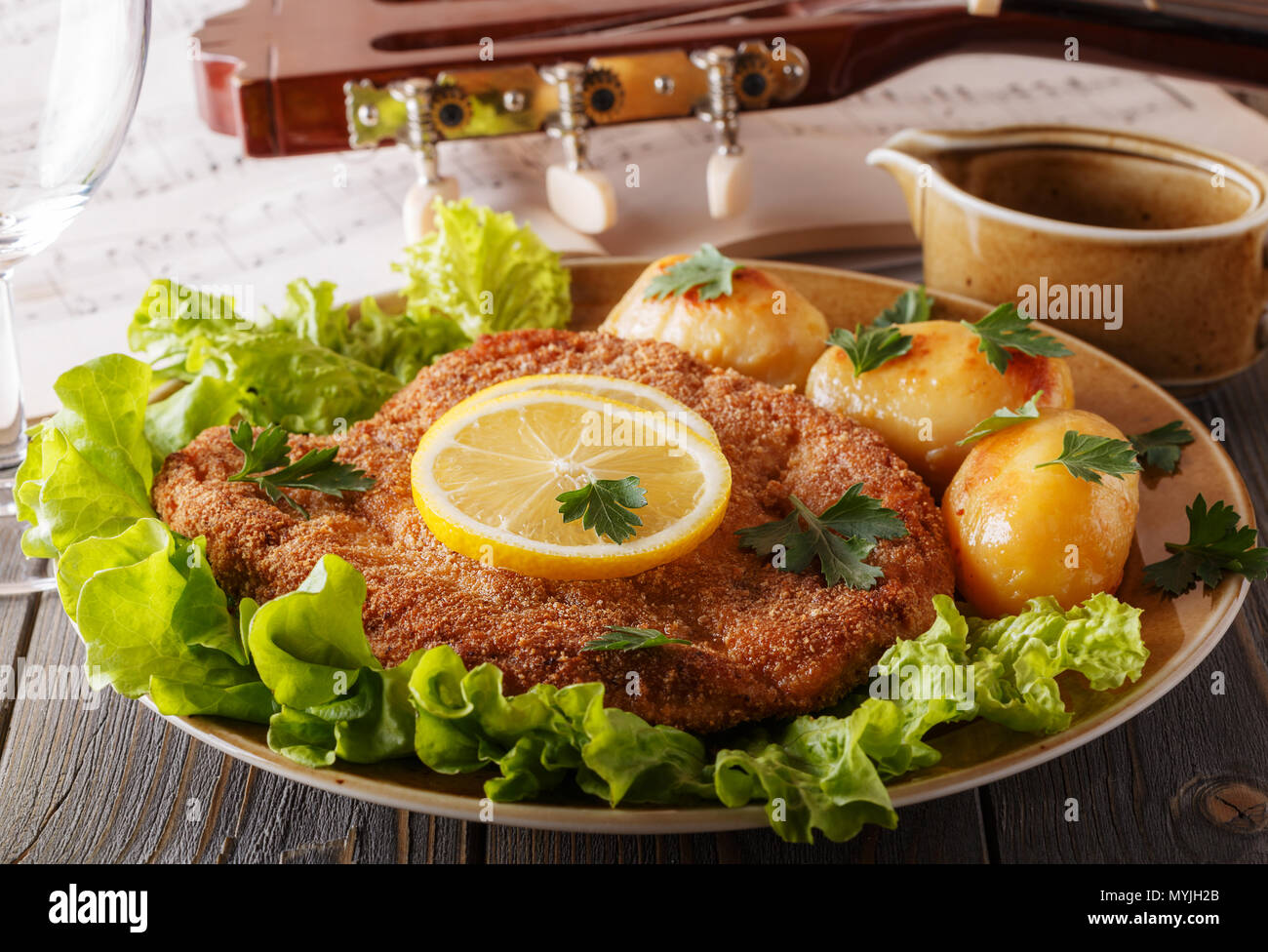 Wiener schnitzel mit Bratkartoffeln und Salat, selektiven Fokus ...