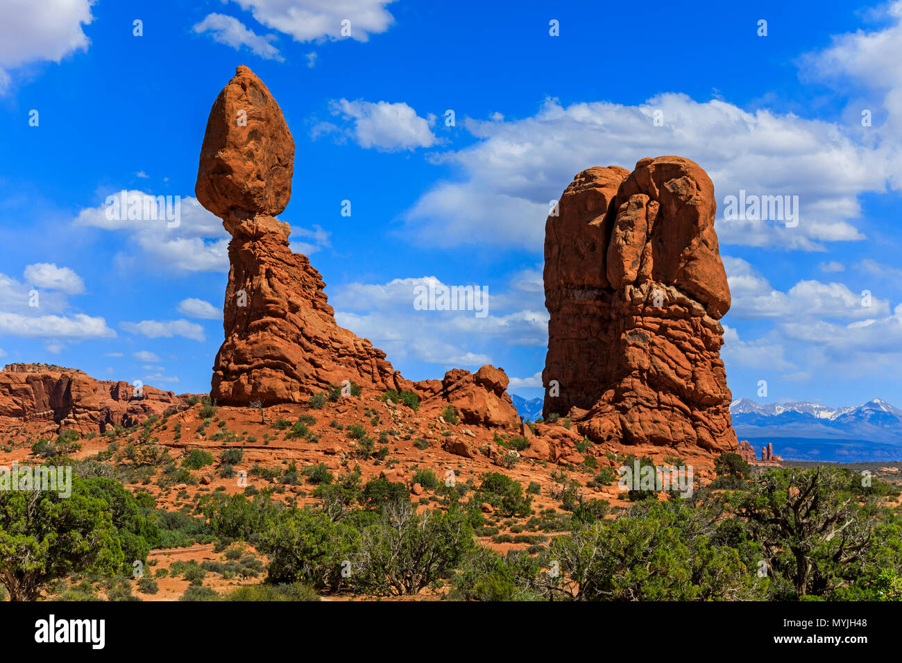 Dies ist ein Blick auf die Red Rock Formation, wie Balanced Rock auf einem spektakulären Tag im Arches National Park, Moab, Utah, USA bekannt. Stockfoto