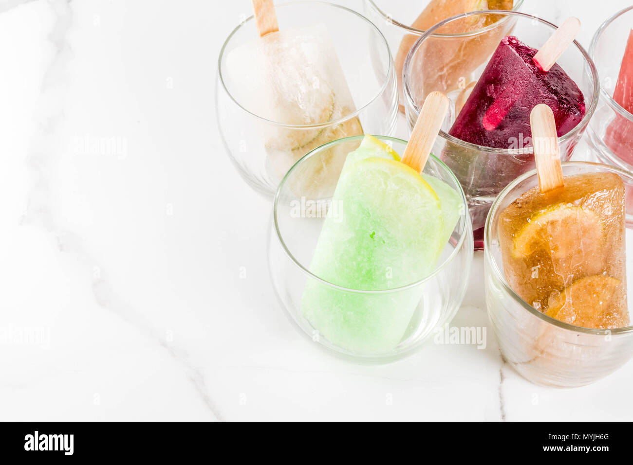 Sommer Party Food Ideas Gefroren Versoffenen Alkohol Cocktails Eis Am Stiel Prosecco Wodka Limette Mojito Champagner Bellini Margarita Negroni Etc Weiss Marb Stockfotografie Alamy
