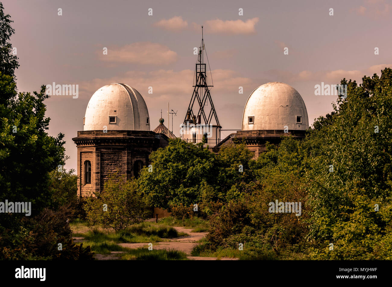 Blick auf bidston Observatory von bidston Hill. Das Observatorium ist eine Grad-II-Gebäude, 1866 erbaut, und liegt 70 m über dem Meeresspiegel. Stockfoto