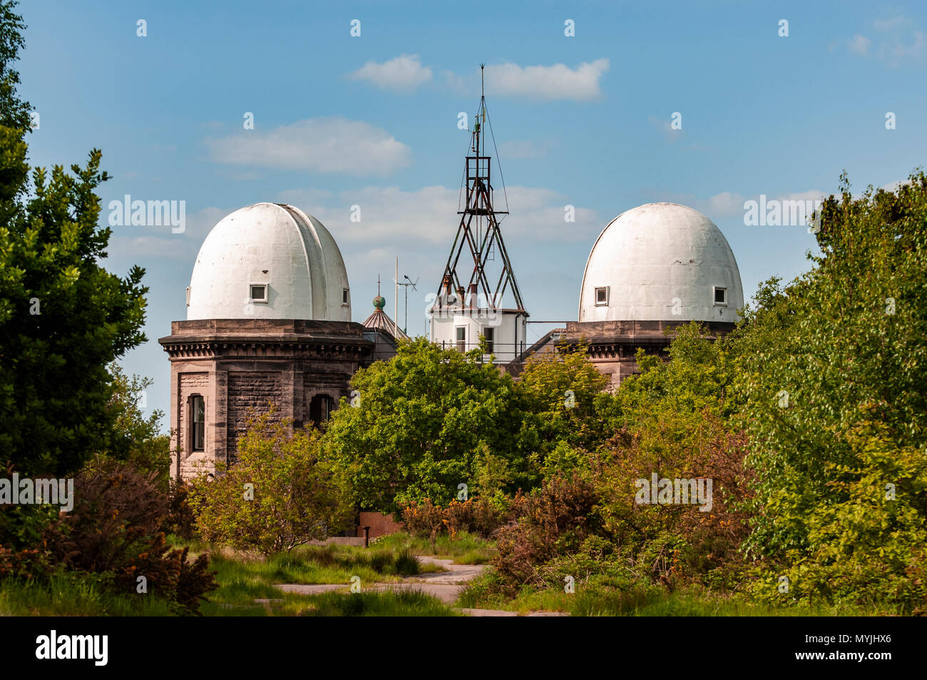 Blick auf bidston Observatory von bidston Hill. Das Observatorium ist eine Grad-II-Gebäude, 1866 erbaut, und liegt 70 m über dem Meeresspiegel. Stockfoto