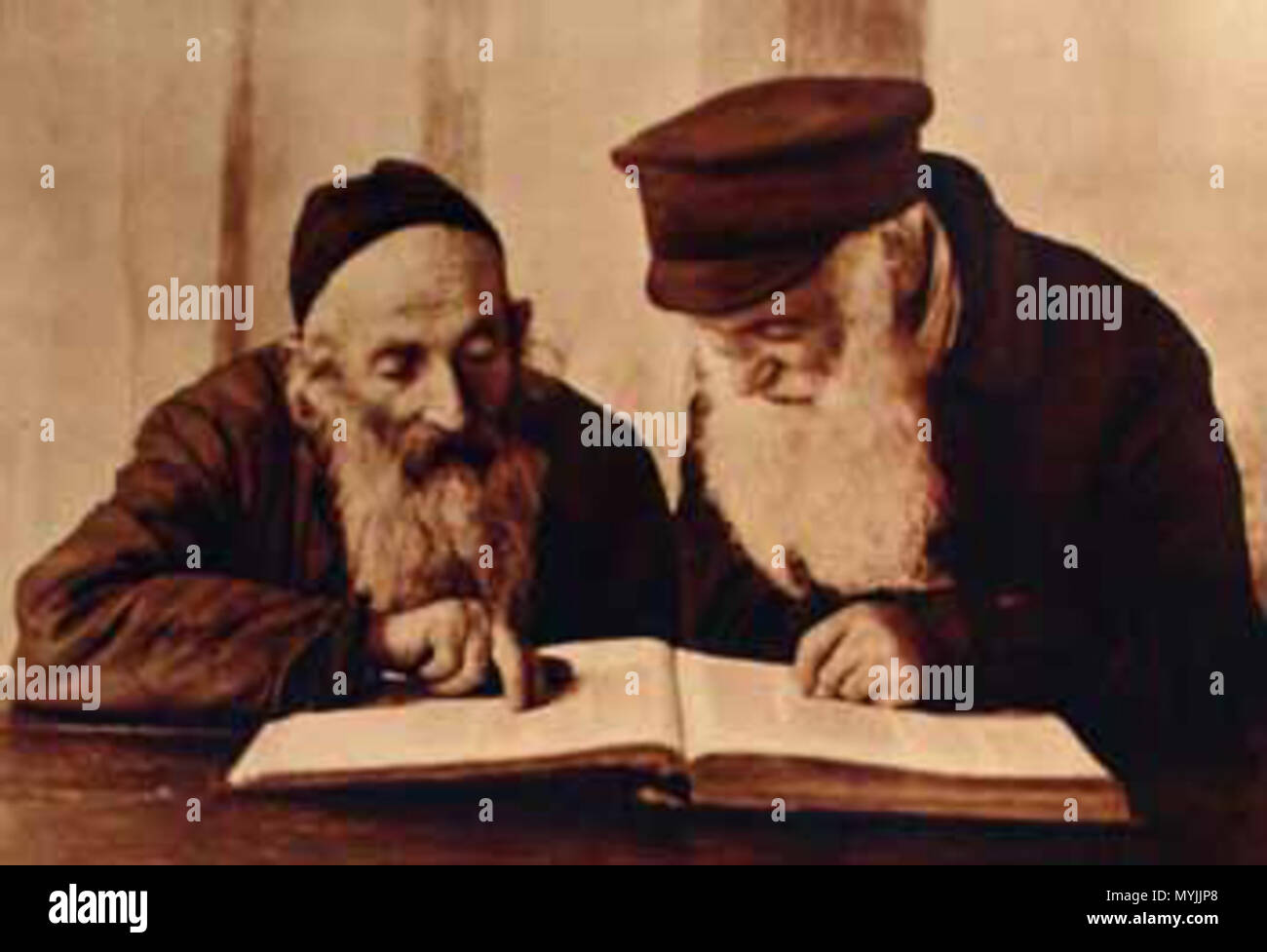 . Englisch: ('Jewish Daily Forward" Beschriftung in Jiddisch:) "... Sie erhalten in einem Kapitel der Mischna, die in der Schule." (auf Deutsch:) "Zwei ehrwürdige Juden brütete über einen hebräischen religiösen Arbeiten." (Aus einem Foto Essay mit dem Titel "Bilder von der gegenwärtigen Leben in Pinsk, Polen.') עברית: (כיתוב ביידיש, פאָרווערטס בעיתון'':) "הם קוראים בפרק במשנה בבית הכנסת." (מאסופת תמונות תחת הכותרת" תמונות של חיי היומיום כיום בפינסק, פולין') Русский: Фрагмент Пинские портреты фотоработы''. In New York "forverts" am 19-Okt-1924 veröffentlicht. Alter Kacyzne 289 Kac 1924-10-19 Pinsk Juden Mischna farbige lesen Stockfoto