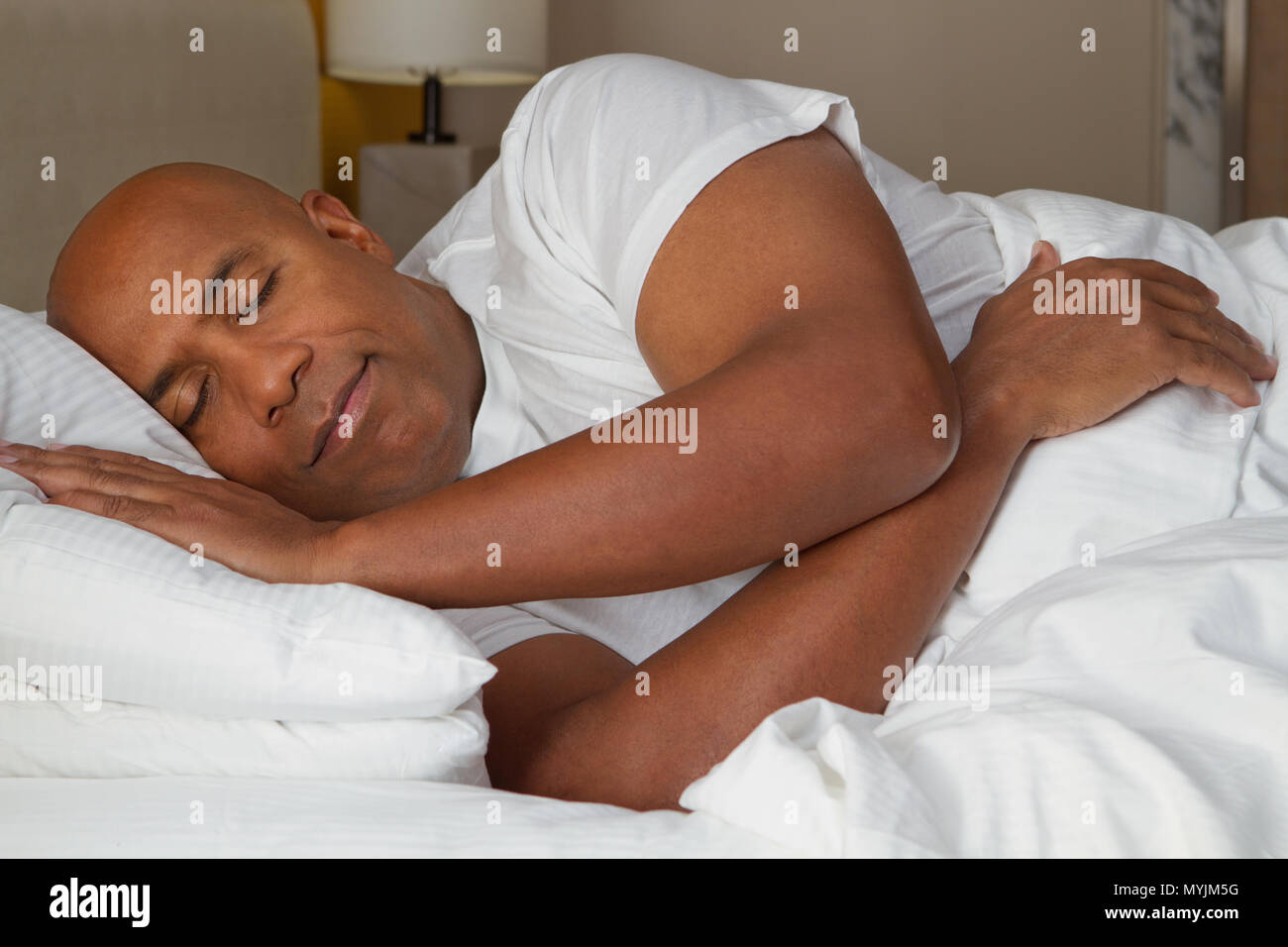 African American reifer Mann eine gute Nachtruhe. Stockfoto