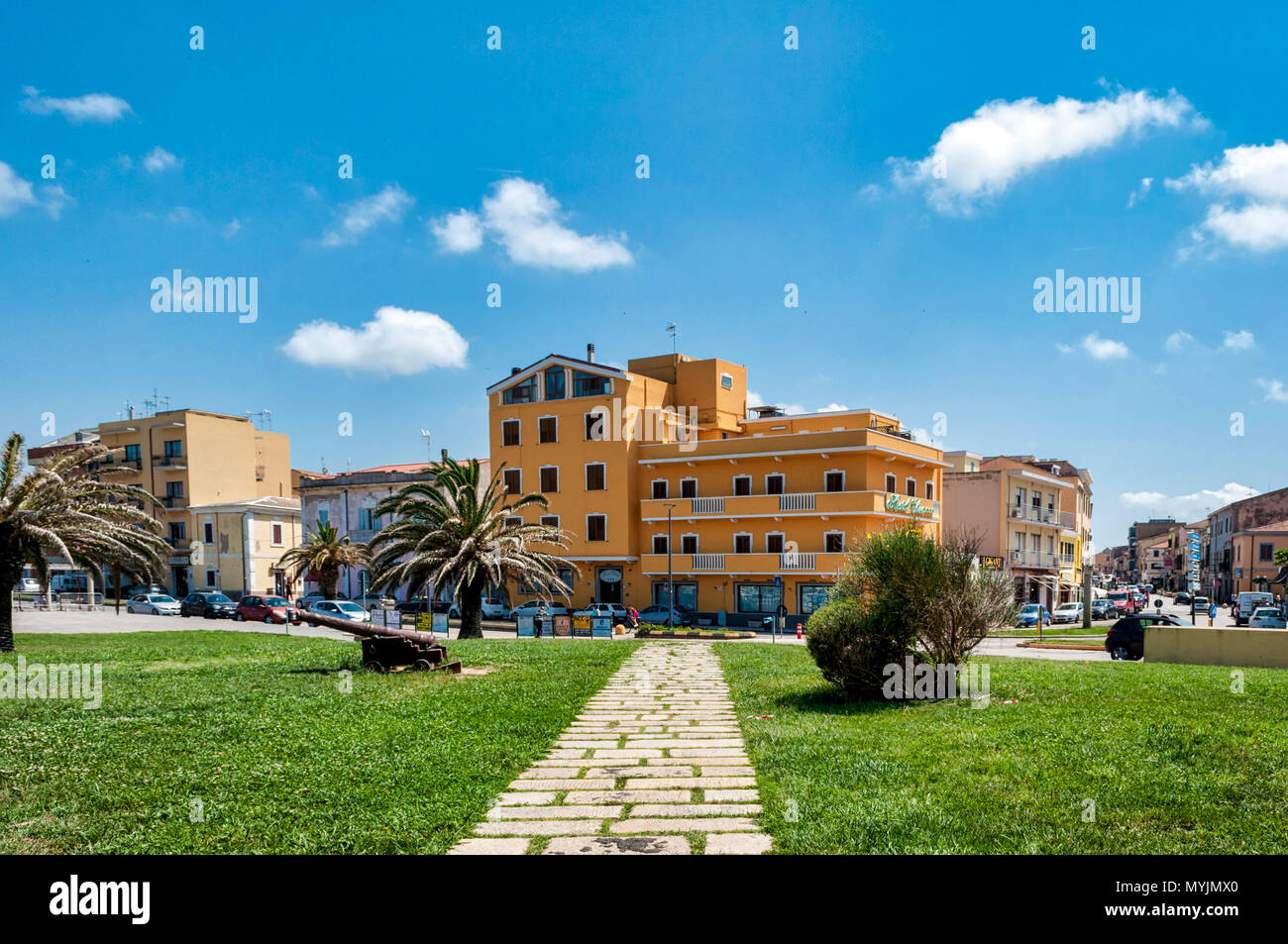 Alte Kanonen auf den Hafen von Porto Torres an einem sonnigen Tag der Frühling Stockfoto