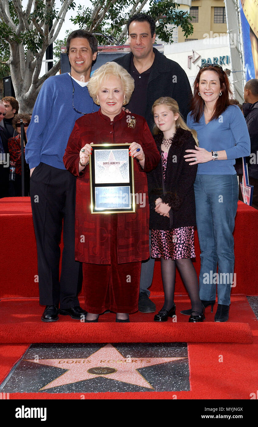 Doris Roberts erhielt die 2214Th Stern auf dem Hollywood Walk of Fame in Los Angeles. 10. Februar 2003. (Die Form von Alle lieben Raymond: Ray Romano, Brad Garrett, Patricia Heaton und Madylin versüßen). - RobertsDoris castEvery ... 10. jpgRobertsDoris castEvery ... 10 Veranstaltung in Hollywood Leben - Kalifornien, Red Carpet Event, USA, Filmindustrie, Prominente, Fotografie, Bestof, Kunst, Kultur und Unterhaltung, Topix prominente Mode, Besten, Hollywood Leben, Event in Hollywood Leben - Kalifornien, Film Stars, TV Stars, Musik, Promis, Topix, Bestof, Kunst Kultur Stockfoto