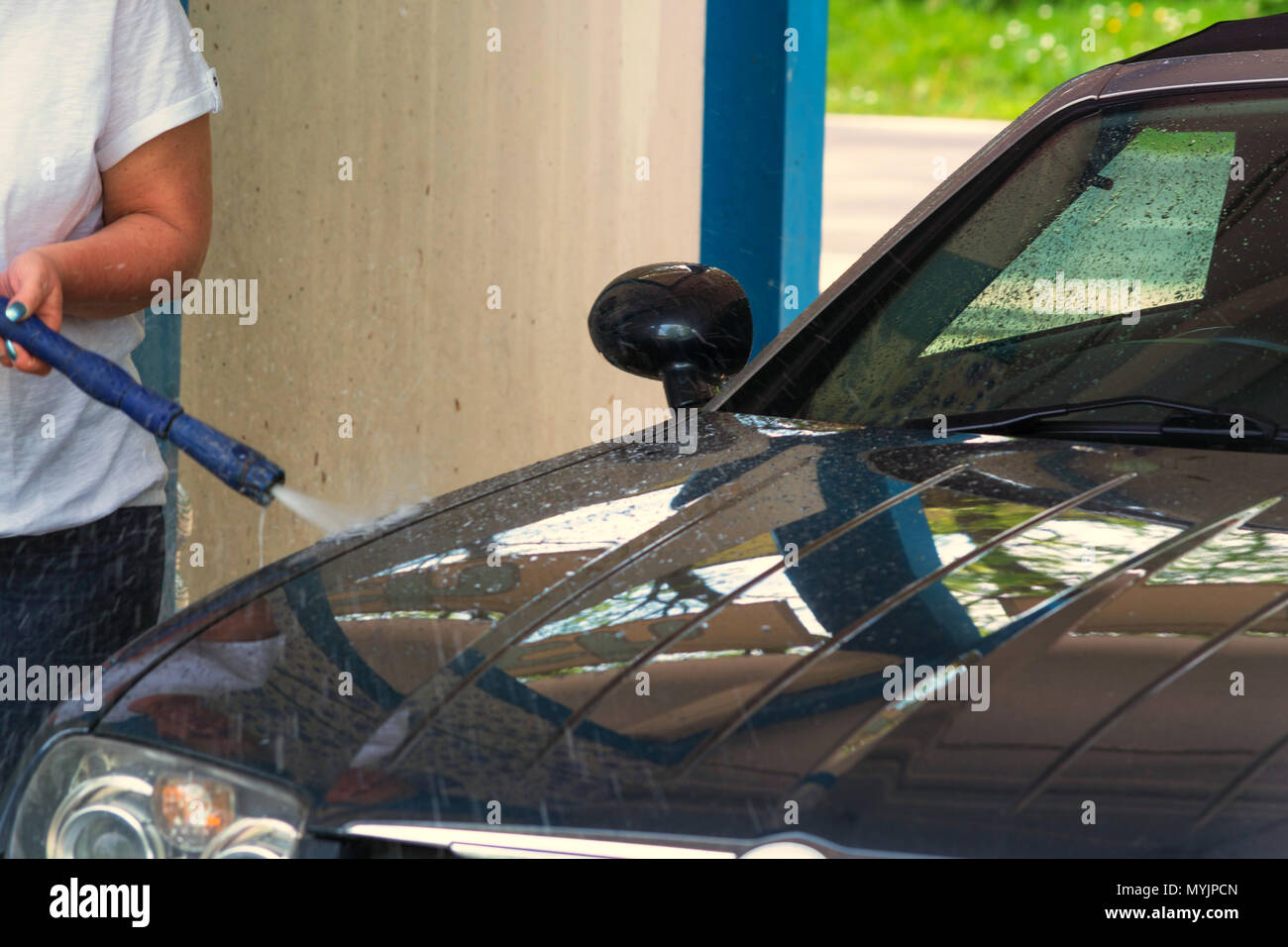Auto sauber machen mit einem Hochdruckreiniger. Stockfoto