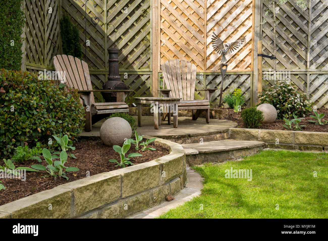Schönen, gepflegten, privaten Garten close-up mit zeitgenössischem Design, Pflanzen, Terrasse & dekorative Funktionen - Yorkshire, England, UK. Stockfoto