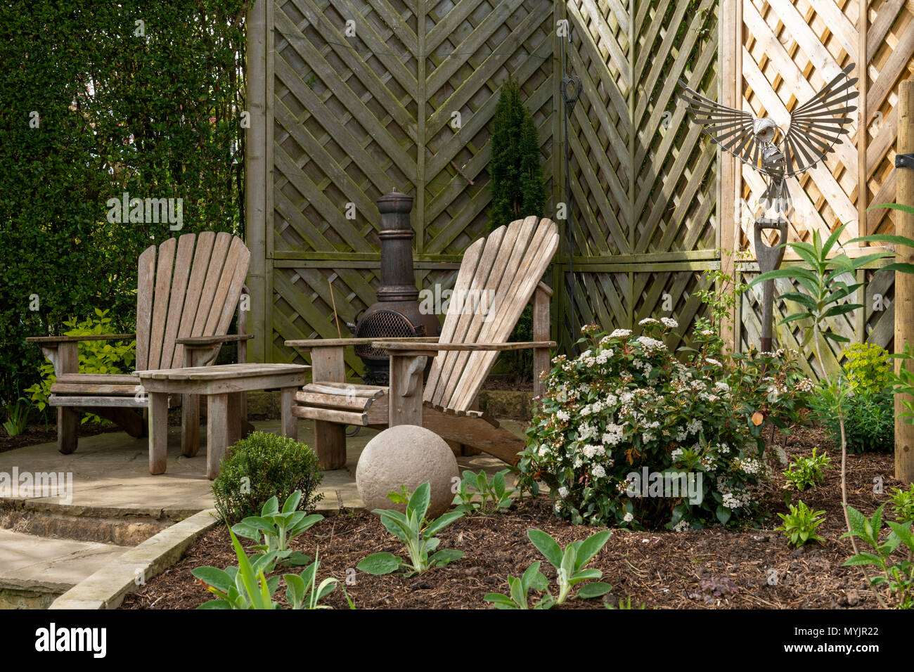 Schönen, gepflegten, privaten Garten close-up mit zeitgenössischem Design, Pflanzen, Terrasse & dekorative Funktionen - Yorkshire, England, UK. Stockfoto