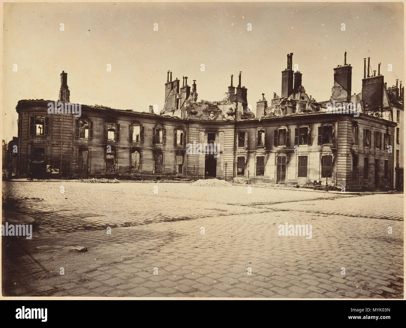 . Englisch: Les Ruinen de Paris et de ses Umgebung 1870-1871: Cent Fotografien: Premier Volume. Par A. Liébert, text Gleichheit Alfred d'Aunay. Autor: Alfred d'Aunay (Französisch) Datum: 1870-71 Medium: Eiweiß silber Drucke von glasnegative Abmessungen: Bilder ca.: 19 x 25 cm (7 1/2 x 9 13/16 in.), oder die umgekehrte Montage: 32,8 x 41,3 cm (12 15/16 x 16 1/4 in.), oder die umgekehrte Klassifizierung: Alben Kreditlinie: Joyce F. Menschel Fotografie Bibliothek Fund, 2007 Beitritt Artikelnummer: 2007.454.1.1-.33. 1870 - 71. Alphonse J. Liébert (Französisch, 1827-1913) 321 Les Ruinen de Paris et de ses Umgebung 1870-1871, Stockfoto