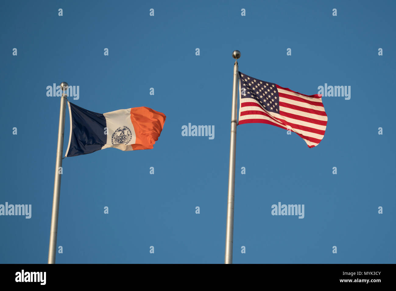 Die offizielle New York City Flagge, die 1915 angenommen wurde, mit Verweisen auf die Stadt erste beigelegt worden von der niederländischen und der US-Flagge. Stockfoto