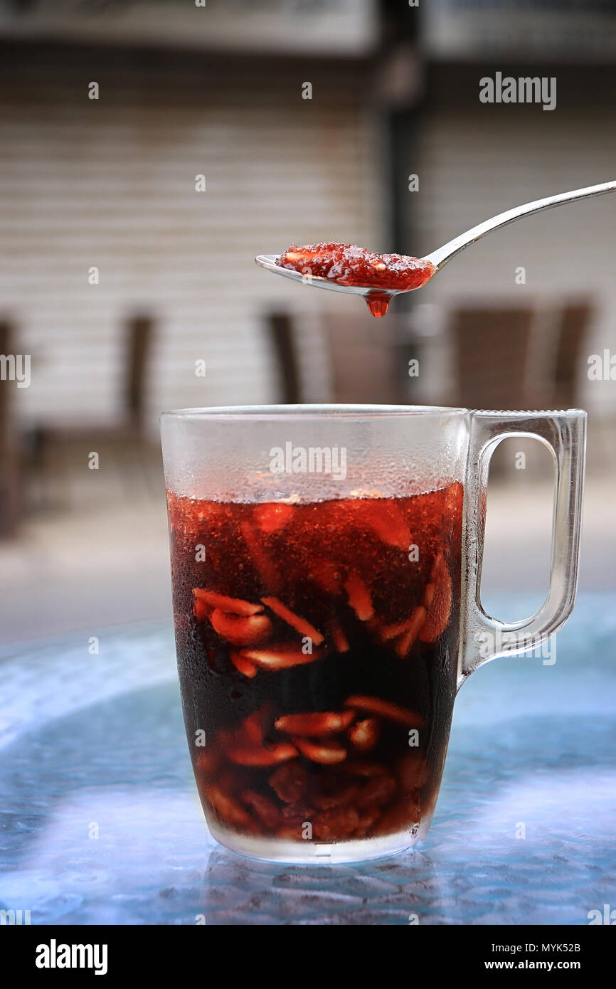 Jallab, einen erfrischenden Sommer trinken, während des Ramadan beliebt. Es ist der Traube, Johannisbrot Melasse, Termine und Rosenwasser. Es ist in Wasser mit Crush verdünnt Stockfoto