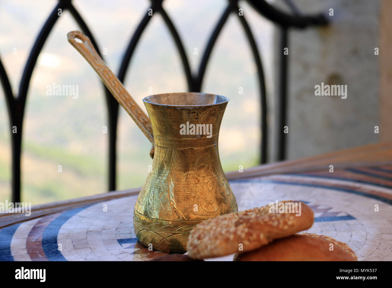 Ein libanesischer Kaffeekanne aus Messing und begleitenden traditionellen Süßigkeiten maamoul genannt. Stockfoto