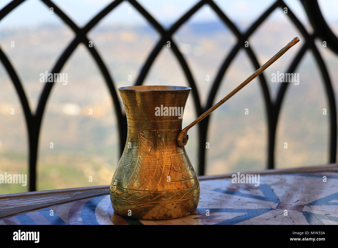 Ein libanesischer Kaffeekanne aus Messing in einem traditionellen Ambiente. Stockfoto