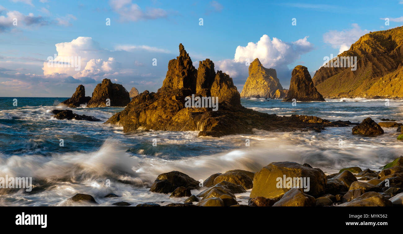 Seascape - Schöne, dynamische Sonnenuntergang über einem vulkanischen Strand - Playa Benijo, Teneriffa Stockfoto