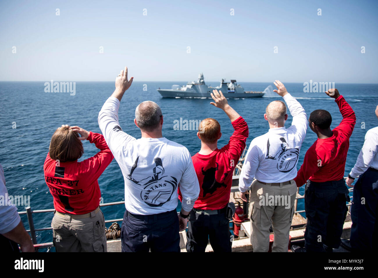 Arabischen Golf (5. Mai 2017) Segler wave an die dänische Fregatte HDMS Peter Willemoes (F 362) als Er fährt den Persischen Golf an Bord der Flugzeugträger USS George H.W. Bush (CVN 77) (GHWB). GHWB ist in den USA der 5. Flotte Bereich für Maßnahmen zur Erhöhung der Sicherheit des Seeverkehrs auf die Verbündeten und Partnern zu beruhigen bereitgestellt, und der Freiheit der Schiffahrt und des freien Handels in der Region erhalten. Stockfoto