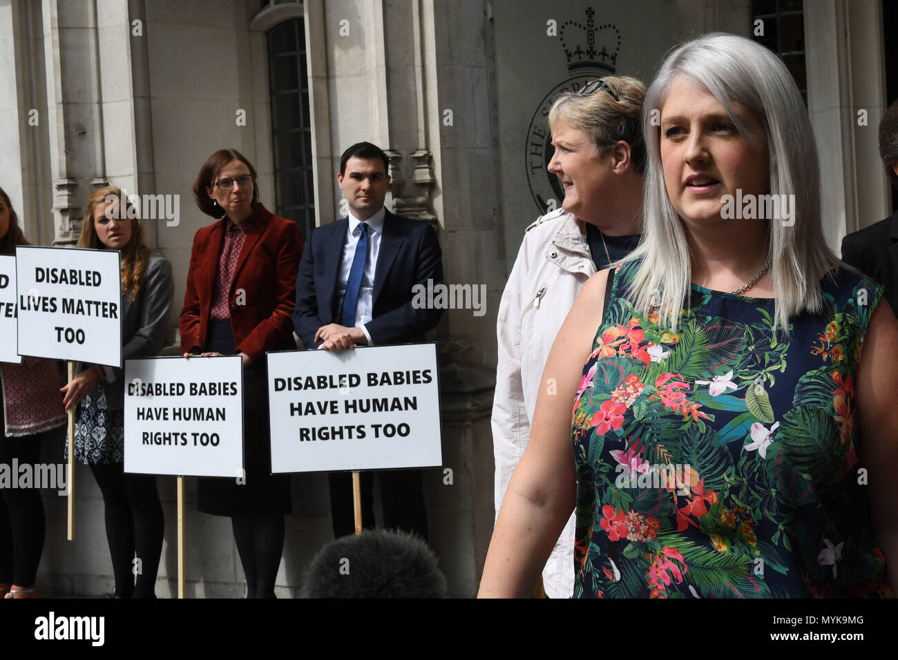 Sarah Ewart (rechts) spricht zu den Medien außerhalb des Obersten Gerichtshofes in Westminster, wo der britische Höchstes Gericht auf Nordirland Abtreibungsgesetz Herausforderung zu regieren. Stockfoto