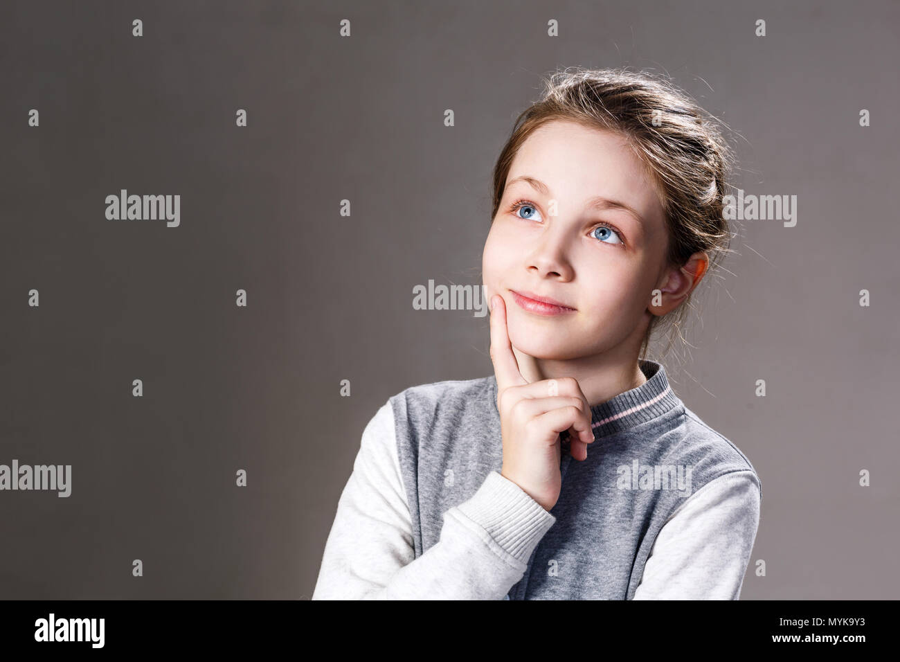 Schöne stets lächelndes Mädchen denken. Stockfoto