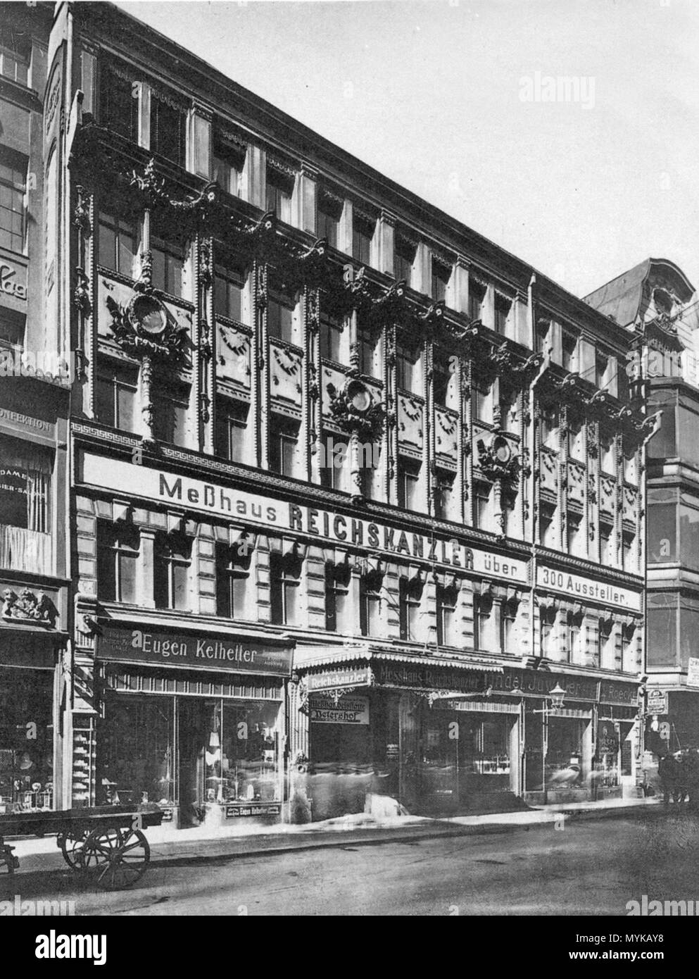 . Deutsch: Leipzig: Das meßhaus Reichskanzler um 1920. 1868/69: hotel-neubau "Hotel de Russie", Namensgebung erfolgte aus Anlass der Befreiung Deutschlands durch die Russen sterben in der Völkerschlacht bei Leipzig 1915/18: Das Hotel trug den Namen "Hotel Reichskanzler" 1918: Umbau zum "meßhaus Reichskanzler" 1927/28: Abriss von 10 alten Grundstücken und Errichtung des Messehauses "petershof" unter dem Architekten Alfred Liebig. ca. 1920. Atelier Hermann Walter Bernhard Müller († 1930) Karl Walter (* 7. Juni 1874; † 11. Oktober 1940) 360 Messhaus Reichskanzler Leipzig um 1920 Stockfoto