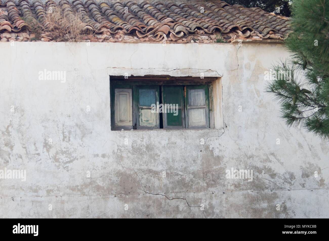 Fenster von links Haus und Weg zwischen der Vegetation abgerissen Stockfoto