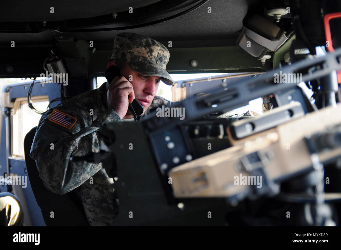 SPC. Daniel Kovitch, ein motor Transport Operator mit 364th Expeditionary Sustainment Command, fordert ein 9-Line MEDEVAC während der beste Krieger-Wettbewerb veranstaltet von der 79. Sustainment Support Command in Camp Pendleton, Kalifornien, 4. Mai 2017.     Der US Army Reserve 79. Sustainment Support Command Gastgeber ihre 2017 besten Krieger Wettbewerbs in Camp Pendleton, Kalifornien, Mai 3-6. Die besten Krieger-Wettbewerb sucht die besten Kandidaten, der ein Soldat der US-Armee definiert durch Tests Soldaten körperlich und geistig. Der Wettbewerb bestand aus ein Soldat und einer verkauften aus Stockfoto