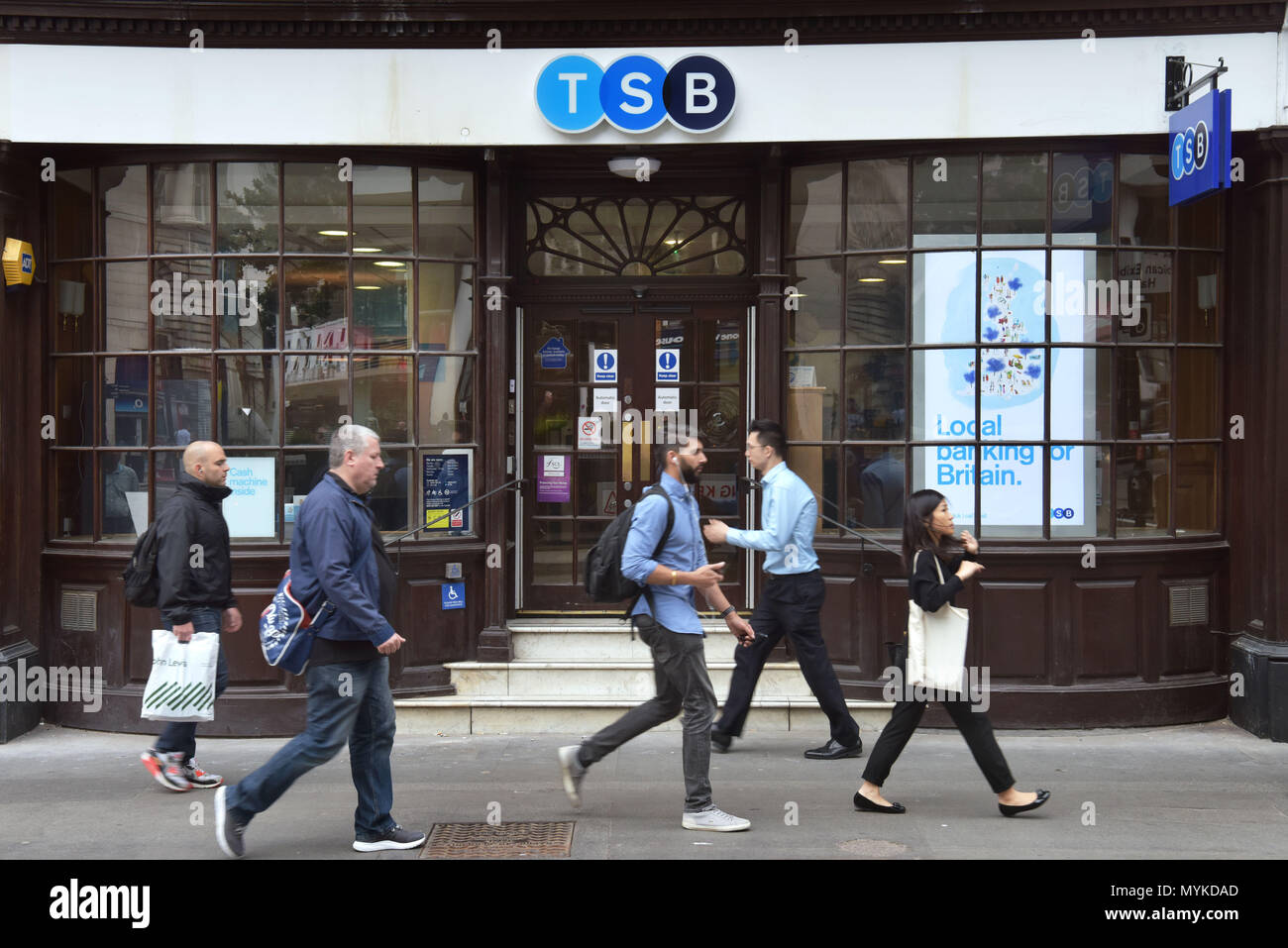 Menschen gehen vorbei an der Bankfiliale der TSB auf Moorgate in der Londoner City. Stockfoto