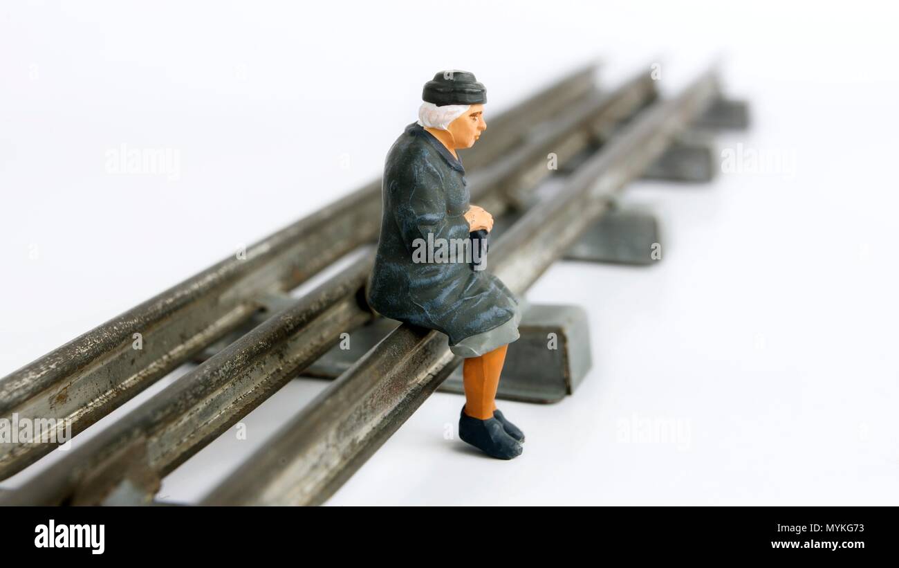 Großmutter warten auf den Zug Stockfoto