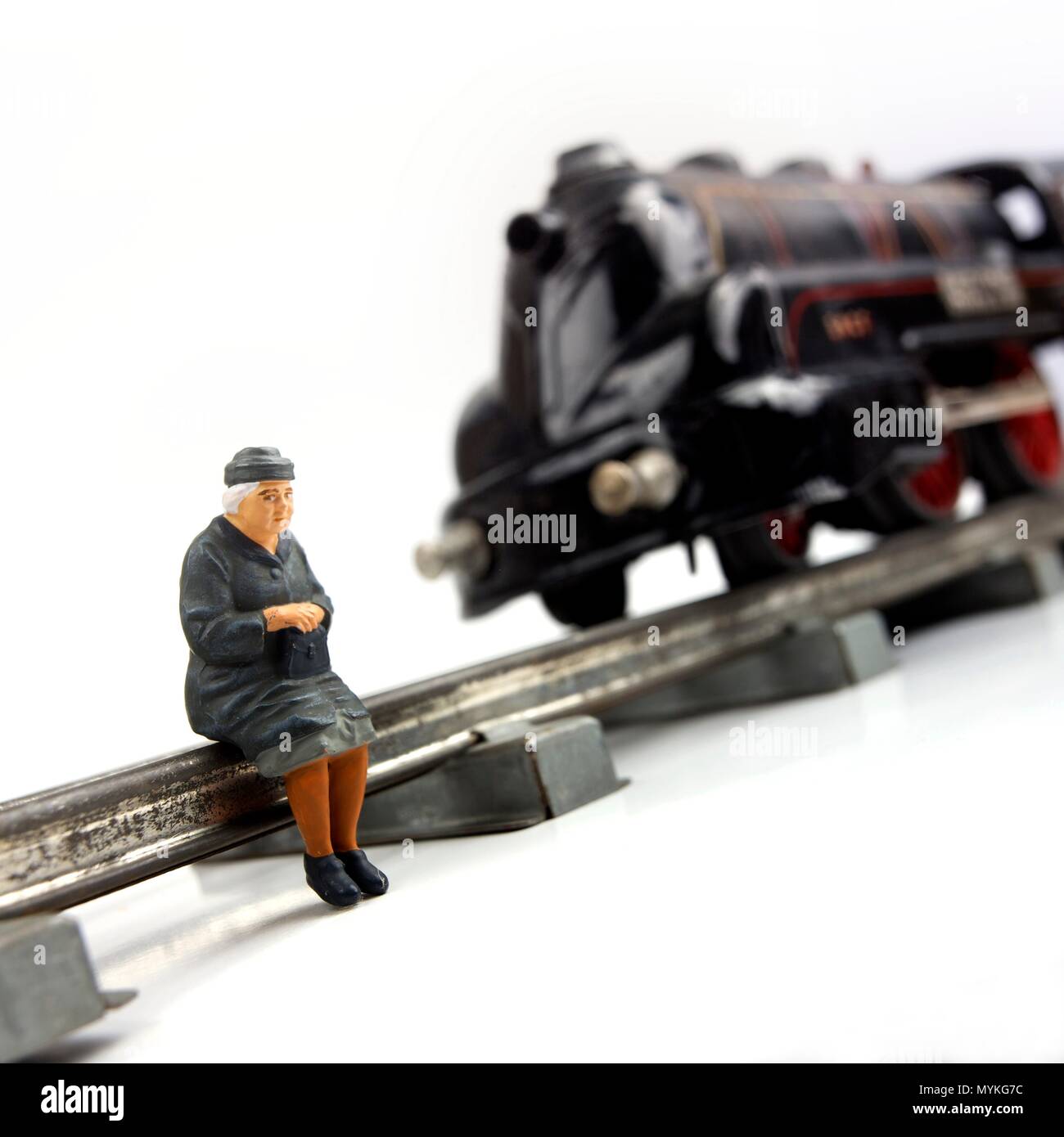 Darstellung einer Großmutter warten auf den Zug, Konzept Stockfoto