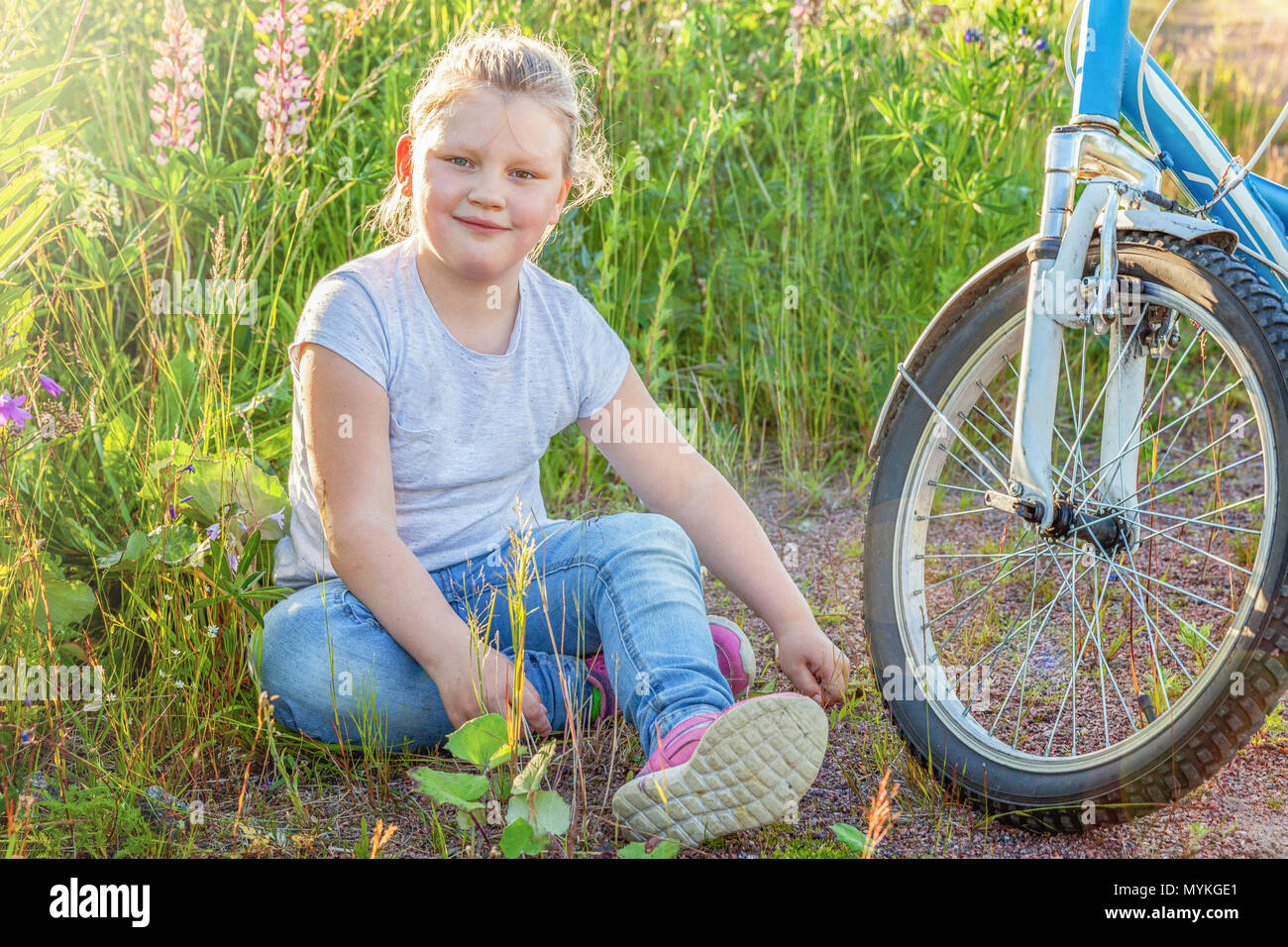 gemälde zeichnung mädchen auf dem fahrrad nach der schule