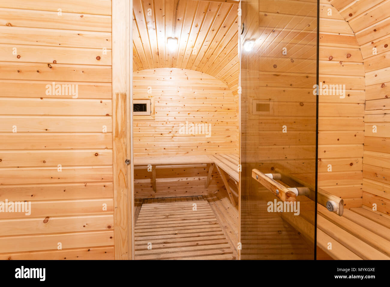 Innenbereich der Sauna. ländlichen mobile Badewanne aus Holz in der