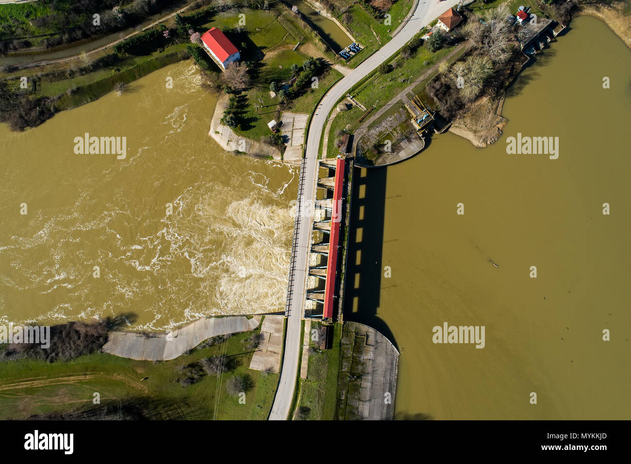Luftaufnahme der künstliche See Kerkini und Strymon-flusses mit dam im Norden Griechenland Stockfoto
