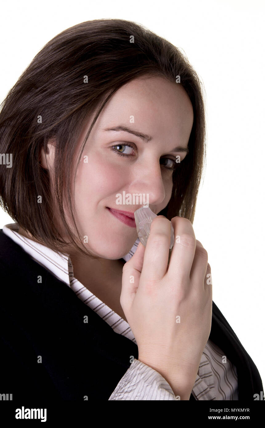 Junge schöne Frau mit einer Flasche Parfüm Stockfoto