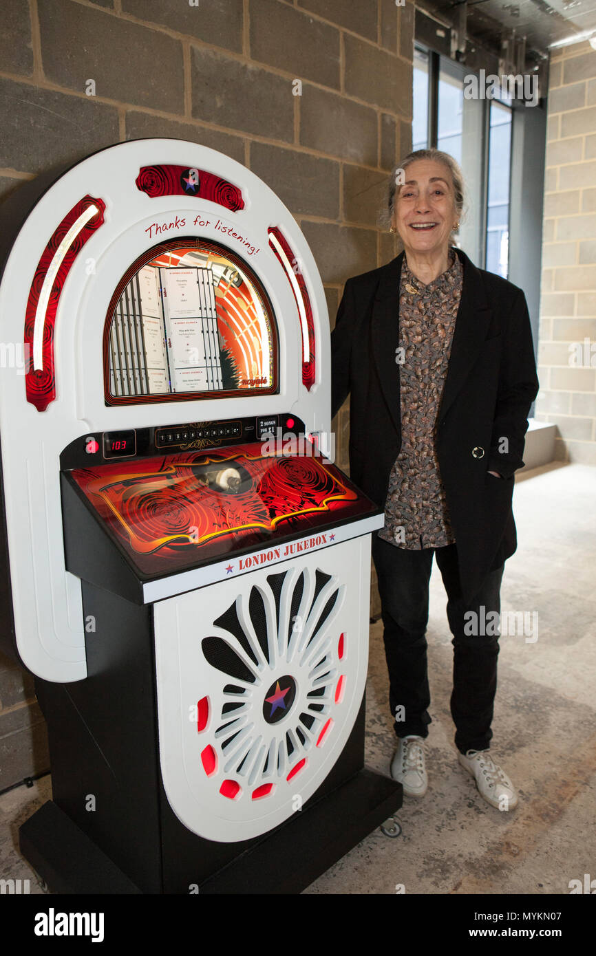 Artist Susan Hiller mit einer Jukebox von London mit Songs, die Sie spenden für eine Charity-auktion zugunsten von ArtAngel. Stockfoto